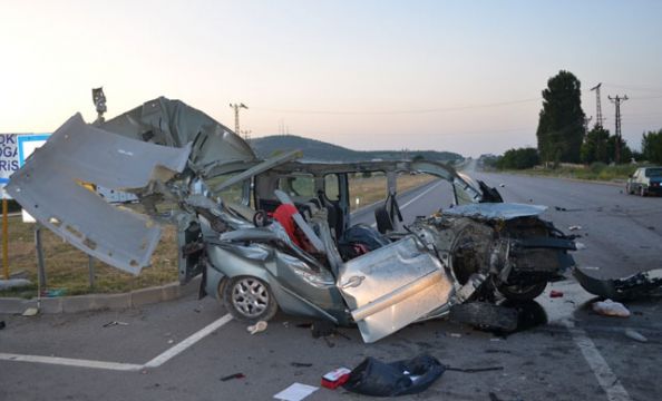 Amasya da feci kaza 3 ölü 6 yaralı